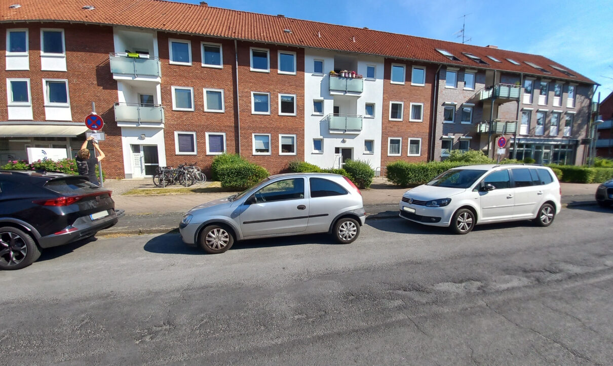 Ein Halteverbot für einen geplanten Umzug in einer zugeparkten Straße