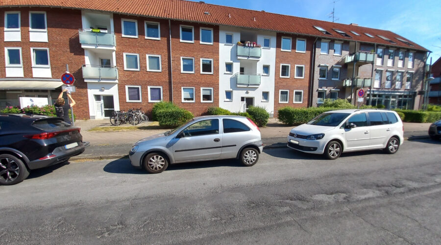 Ein Halteverbot für einen geplanten Umzug in einer zugeparkten Straße