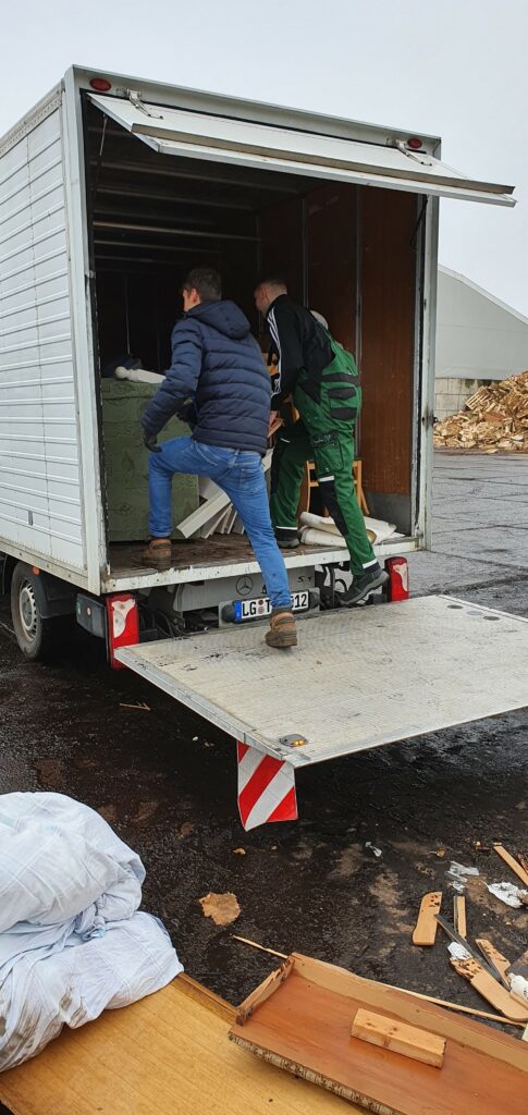 Mitarbeiter bringen Möbel aus einer Entrümpelung zum Recyclinghof