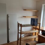 Ein einzelnes Zimmer das für einen Umzug vorbereitet wird