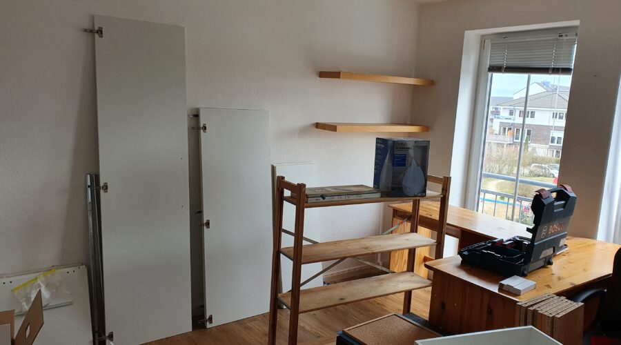 Ein einzelnes Zimmer das für einen Umzug vorbereitet wird